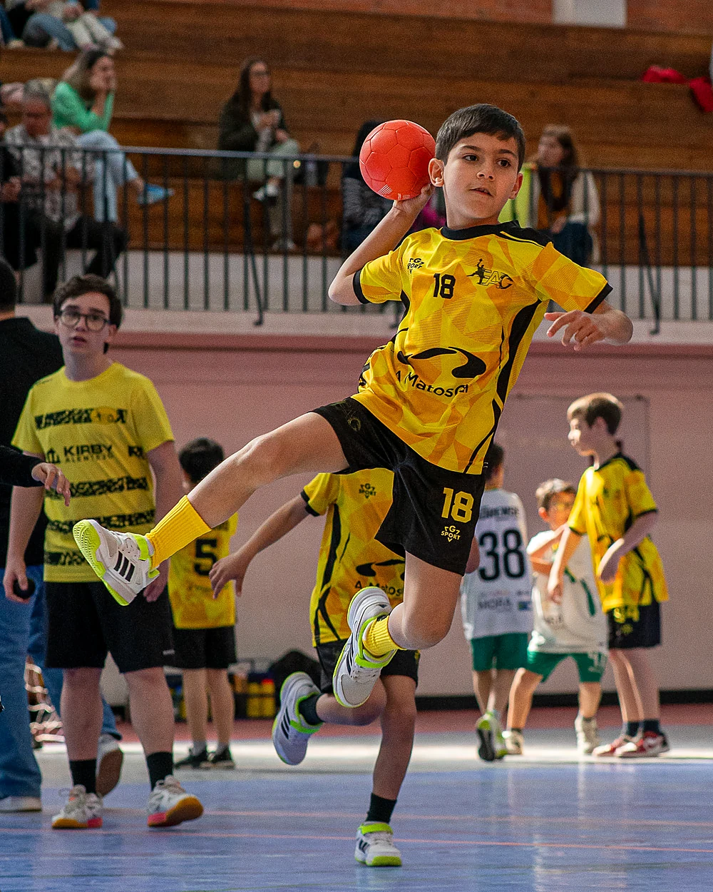 Jovem atleta do Évora Andebol Clube em suspensão para rematar