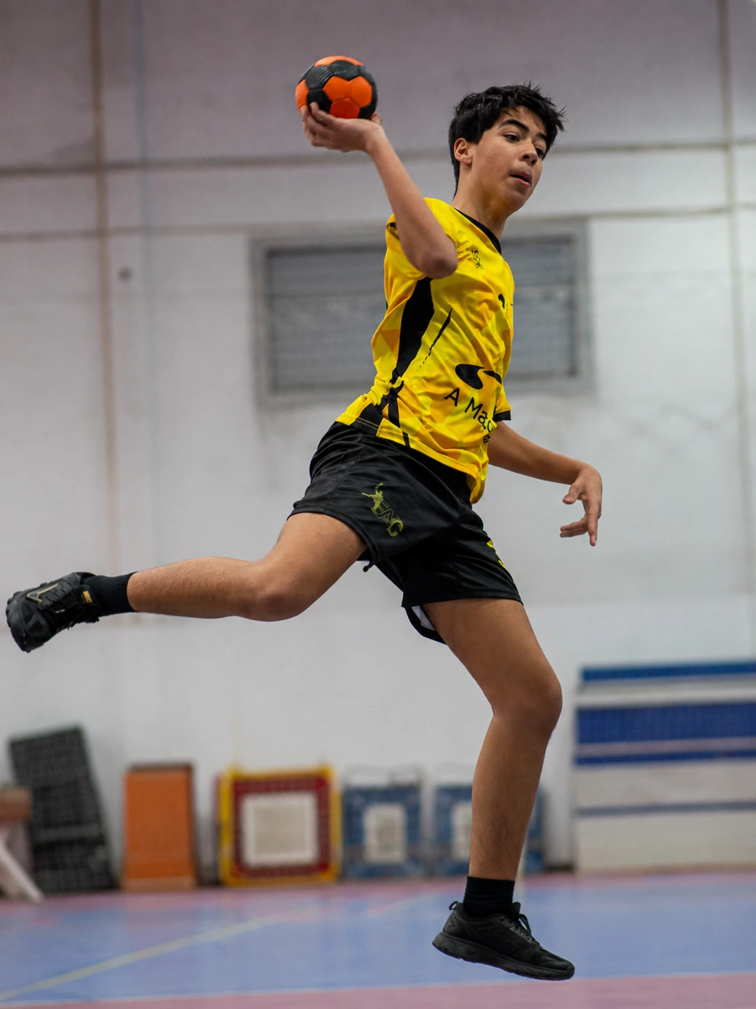 Atleta do Évora Andebol Clube em ação