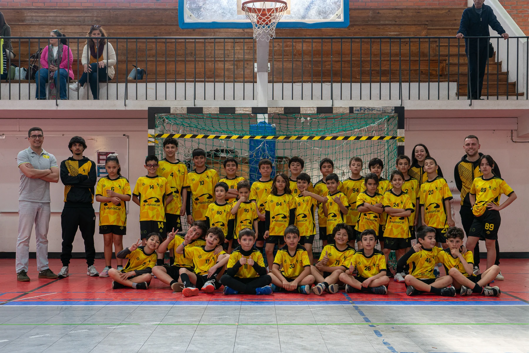 Atletas e equipa técnica da formação do Évora Andebol Clube